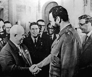 Nikita Jruschov felicita cordialmente a Fidel Castro con motivo de haber sido condecorado