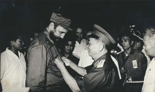Il generale Giap decora Fidel con la distinzione  di Combattente di Dien Bien Phu