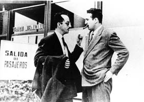 Fidel intercambia opiniones con Pedro Miret sobre los preparativos de la expedición.