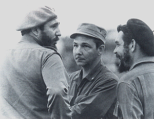 De izquierda a derecha, Fidel y Raúl Castro, y Ernesto Guevara  Un plan priorizado por la CIA era la eliminación por cualquier  medio de la jefatura de la Revolución Cubana