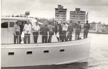 Fidel, Raúl y otros expedicionarios a bordo del Granma en 1974, durante su última travesía en la bahía de La Habana antes de ser preparado para exponerlo permanentemente en el Museo de la Revolución.