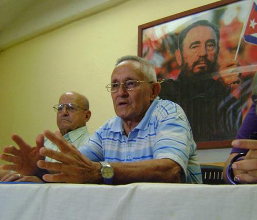 Ernesto Gonzáles Campos, asaltante al cuartel Moncada. A su lado, Ramiro Sánchez Domínguez, participantes en la acción de Bayamo
