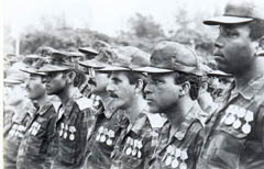 Los internacionalistas formados en El Cacahual durante el acto en que se dio por concluida la Operación Carlota.