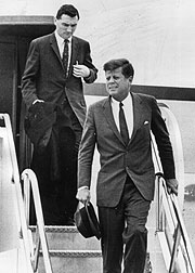 La administración Kennedy colocó la  cuestión cubana en el centro de la  política de los Estados Unidos hacia  mérica Latina 