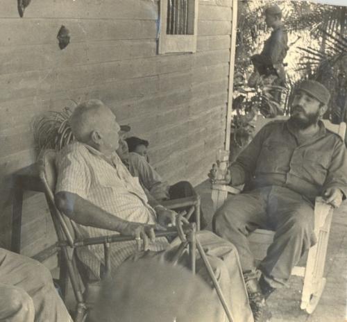 Fidel durante uno de sus recorridos por Guáimaro intercambió con el padre de Álvaro Barba, el viejo Jacinto, en el portal de su campestre casa.