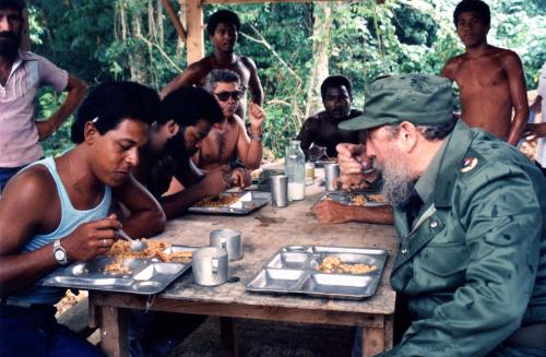 Domingo Rojo en el contingente Blas Roca. 6 de noviembre de 1988. Foto Estudios Revolución