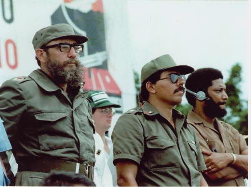 Fidel Castro, Daniel Ortega y Maurice Bishop durante el acto por el primer aniversario de la Revolución Sandinista. Nicaragua.