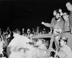 Al regreso de Nueva York, Fidel fue aclamado por las calles de La Habana. En la foto se le ve junto al Che, Osvaldo Dorticós y Juan Escalona Reguera y conduciendo el jeep, el entonces comandante Efigenio Ameijeiras.