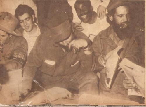 Garcy, el rebelde de copia barba, al lado de Fidel durante una visita del Comandante en Jefe a la Revista Bohemia en los primeros días del triunfo