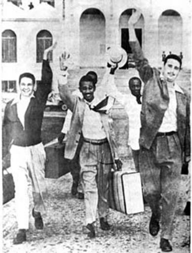 Fidel Castro, Raúl Castro, Juan Almeida y otros asaltantes al Moncada saliendo del Presidio Modelo.