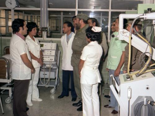 Recorrido por un centro médico. 9 de julio de 1977. Foto Estudios Revolución