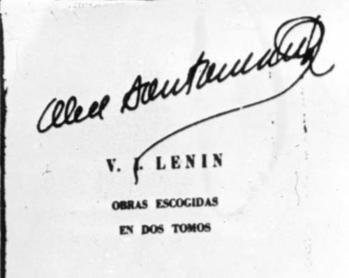 La firma de Abel en un libro de Lenin que un militar exhibió, peyorativamente, como trofeo de guerra.