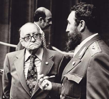 Alejo Carpentier junto al Comandante Fidel Castro.