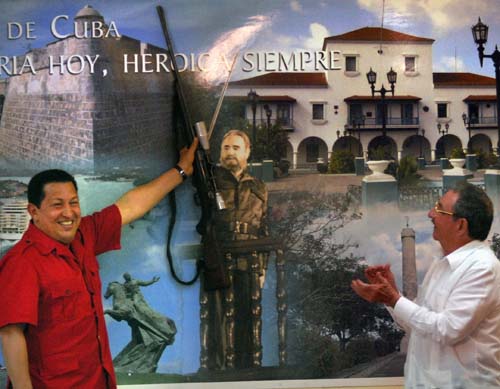 Chávez sostiene el histórico fusil que Fidel utilizara en la guerra