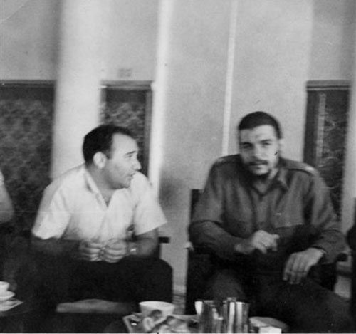 Encuentro del Che con el doctor Gerald Simón Escalona, jefe de aquella primera misión médica internacionalista cubana.