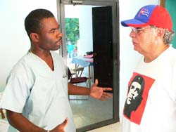 El doctor Jean Mary Narcisso, graduado de la ELAM, examina con el doctor Lorenzo Somarriba, jefe de la Brigada Médica cubana, algunos de los aspectos de la atención sanitaria a los pobladores de La Gonave.