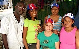 De izquierda a derecha, el vendedor del mercado informal haitiano Jean Claude Mortal, junto a la doctora santiaguera Sandra y las enfermeras Marlen Ferrer, de Villa Clara; Tamara Hierrezuelo, de Santiago de Cuba; y Yamilé Cos, de Guantánamo. 