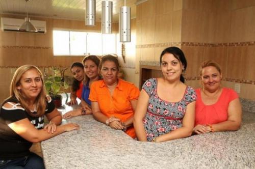 Seis médicas cubana conviven en una misma casa en Guaíba, todas dejaron a sus familias a fin de realizar esta misión internacional
