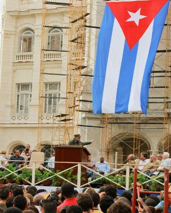 Fidel en el acto por el 50 aniversario de los CDR.