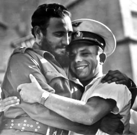 El cariño que Gagarin sentía por Cuba y por Fidel lo expresa este abrazo en el acto del 26 de Julio en la Plaza de la Revolución. 