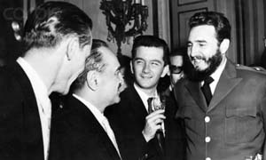 Fidel conversa con Anastas Mikoyan. A su lado, Armando Hart