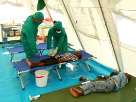 Médicos cubanos atienden a niños haitianos contagiados en el centro de tratamiento del cólera de Anse du Hainault, en la Grand’Anse.