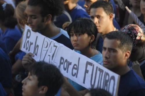 Estudiantes universitarios cubanos durante el acto donde les hablara el líder de la revolución cubana.
