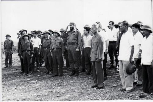 Fidel visita a los combatientes vietnamitas en el campo de batalla. Septiembre de 1973.