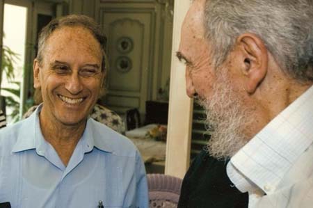 Saúl Landau con Fidel en La Habana. 