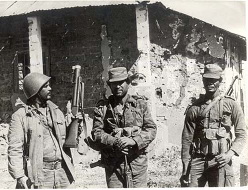 El entonces teniente coronel Fidencio González Peraza (al centro), junto al capitán Fernando Fuentes Rivero (izquierda) y al mayor Diógenes Bell Sessé poco después de finalizado el combate.