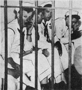 Los marineros presos tras las rejas