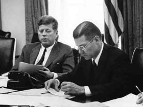 El presidente Kennedy (a la izquierda) y Robert McNamara, jefe del Pentágono