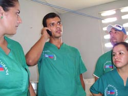Momento en que el médico uruguayo Brayan Branca Sampayo conversa con Fidel, el 25 de diciembre pasado, en el hospital de referencia comunitaria de L’Estere, del proyecto Cuba-Venezuela, transformado en unidad de tratamiento del cólera.