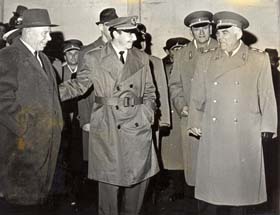 Raúl en la Unión Soviética, acompañado por el mariscal Rodión Malinovski y otros jefes militares soviéticos. El civil a su lado es Nicolai Podgorny, miembro del Buró Político del PCUS