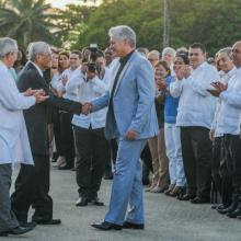 Le président Diaz-Canel a félicité le Dr José Miyar Barruecos pour son titre honorifique. Photo: Jose M. Correa