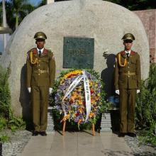 Zwei Blumengebinde, die Raúl und Díaz-Canel zum Vatertag dem Comandante en Jefe Fidel Castro Ruz widmeten, wurden vor dem Denkmalsfelsen abgelegt, der seine Asche aufbewahrt. Foto: Eduardo Palomares