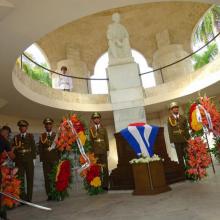 Blumengebinde von Raul, Diaz-Canel, Esteban Lazo und dem kubanischen Volk ehrten José Martí, Urheber des Notwendigen Krieges. Photo: Eduardo Palomares