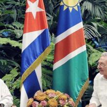 Raúl Castro Ruz junto a Sam Nujoma, Presidente Fundador de la República de Namibia