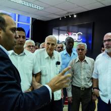 Autoridades del deporte cubano reciben una explicación sobre los propósitos del Centro de Recursos de Información para el Deporte Cubano