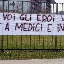 En la entrada del hospital de Bérgamo, un cartel reza: " Son ustedes los verdaderos héroes. ¡Honor a médicos y enfermeras!” Foto: Facebook/ Clarín.