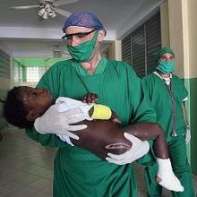 Médico cubano atiende a niña haitiana. Foto: Getty Images.