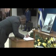 Vi­cepresidente de la República de An­gola, Excmo. Sr. Ma­nuel Do­mingos Vicente, firma libro de condolencia por el fallecimiento del líder de la Revolución Cubana