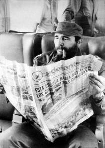 Fidel leyendo el periódico Adelante Autor: Cortesía del entrevistado