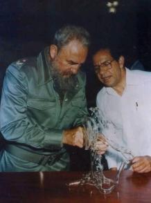 Fidel en el CIGB, junto con el Doctor Luis Herrera, uno de los creadores del Interferón Alfa-2B. Autor: Archivo de JR Publicado: 13/08/2020 | 11:11 pm 