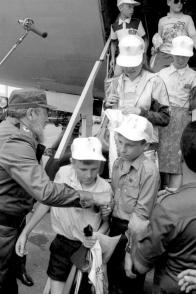 Il Presidente Fidel Castro Ruz riceve alla scaletta dell’aereo IL-86 di Aeroflot 255 bambini di Chernóbil, educatori, medici e familiari, per un totale di 281 persone ospitate nella Città dei Pionieri José Martí di Tarará. Photo: Joaquin Viñas