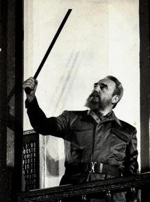 Fidel levanta la réplica del machete de Maceo, que le fue entregada en el acto por el 35 aniversario de la Revolución, en Santiago de Cuba. Foto: Ismael Francisco.