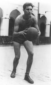 Fidel Castro Ruz jugando baloncesto