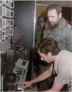 Fidel indaga sobre el Sistema Ultramicroanalítico (SUMA), tecnología cubana para el diagnóstico de varias enfermedades. Foto: Archivo de Granma