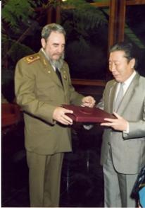 Recibe la medalla de mérito de la orden Sukhe Bator de manos del embajador de Mongolia en Cuba