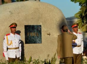 El General de Ejército Raúl Castro rindió honores a Fidel al pie del mausoleo que guarda los restos del Comandante en Jefe, en el Cementerio de Santa Ifigenia. Foto: Marcelino Vázquez Hernández/ ACN